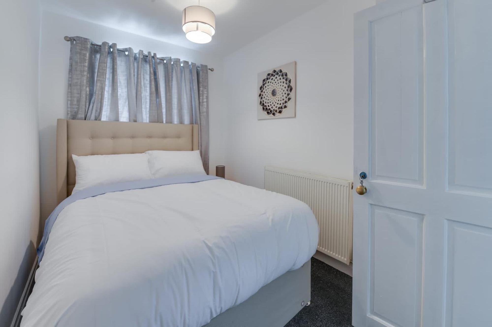 Дом отдыха Remarkable 3-bed House In Middleton *