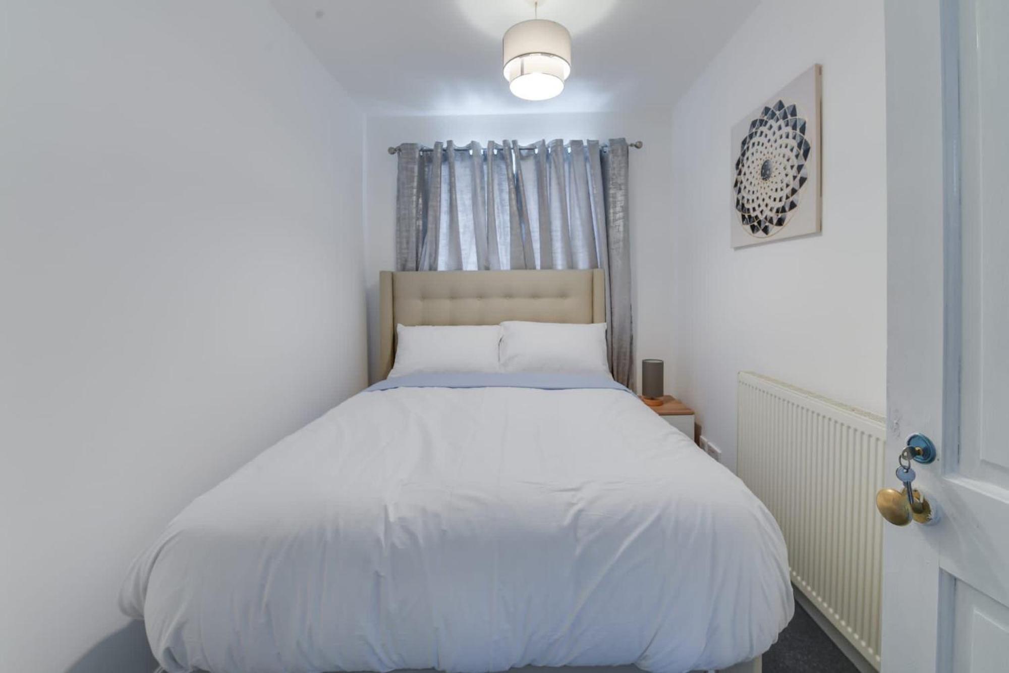 Дом отдыха Remarkable 3-bed House In Middleton *
