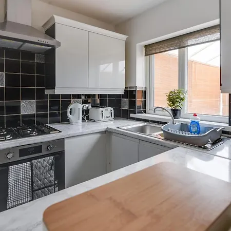 Remarkable 3-Bed House In Middleton Manchester Exterior photo